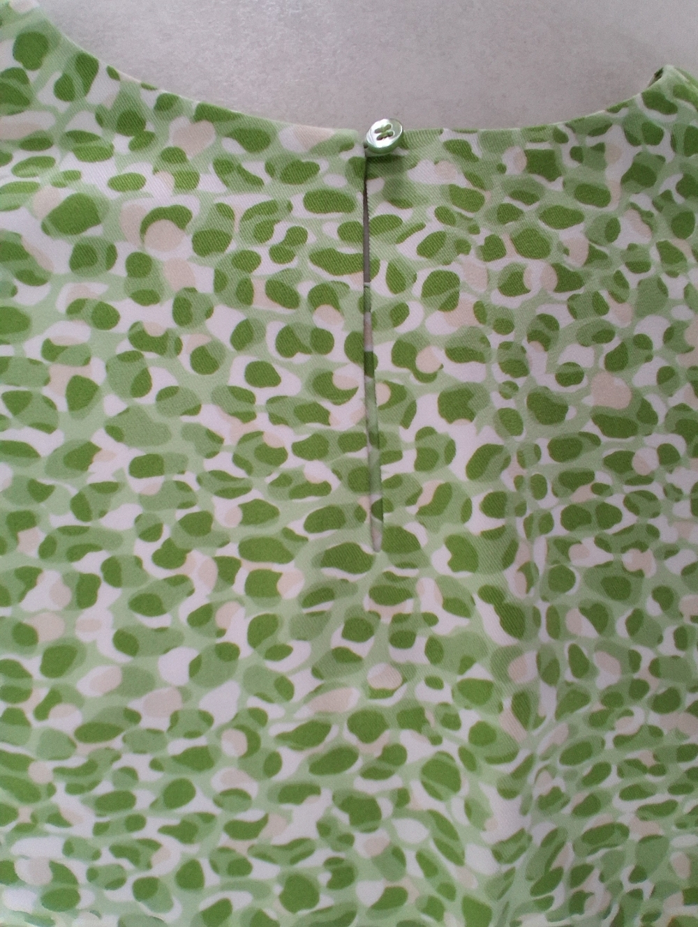 Olsen/ Sleeveless Green, Beige, White Pebble-Print Shift Dress/ Size US 8 - Picture 6 of 14